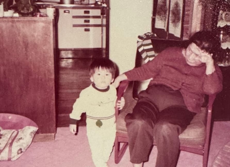 パイン畑で見つけた母の背中